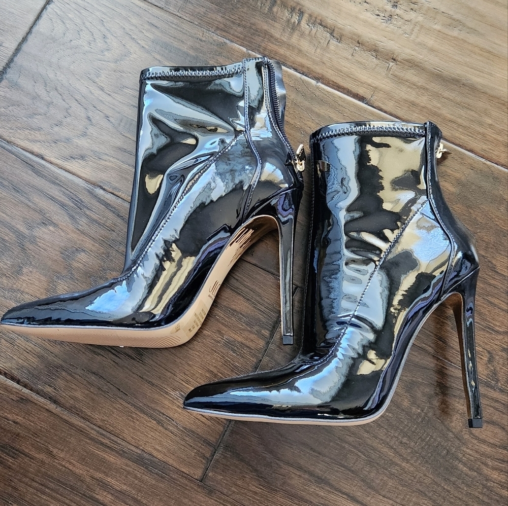 JLO, Jennifer Lopez, Phanie Bootie Shoe, Women's Size 6. New with box.